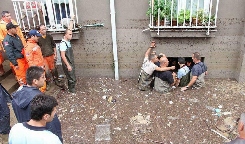 Samsun sel felaketinde Toki bodrum katları tabut oldu.