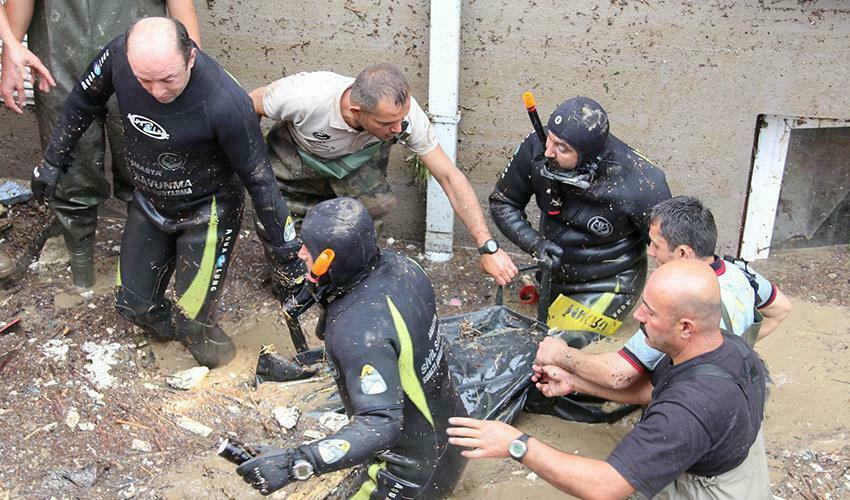 Samsun sel felaketinde 13 kişi hayatını kaybetti.