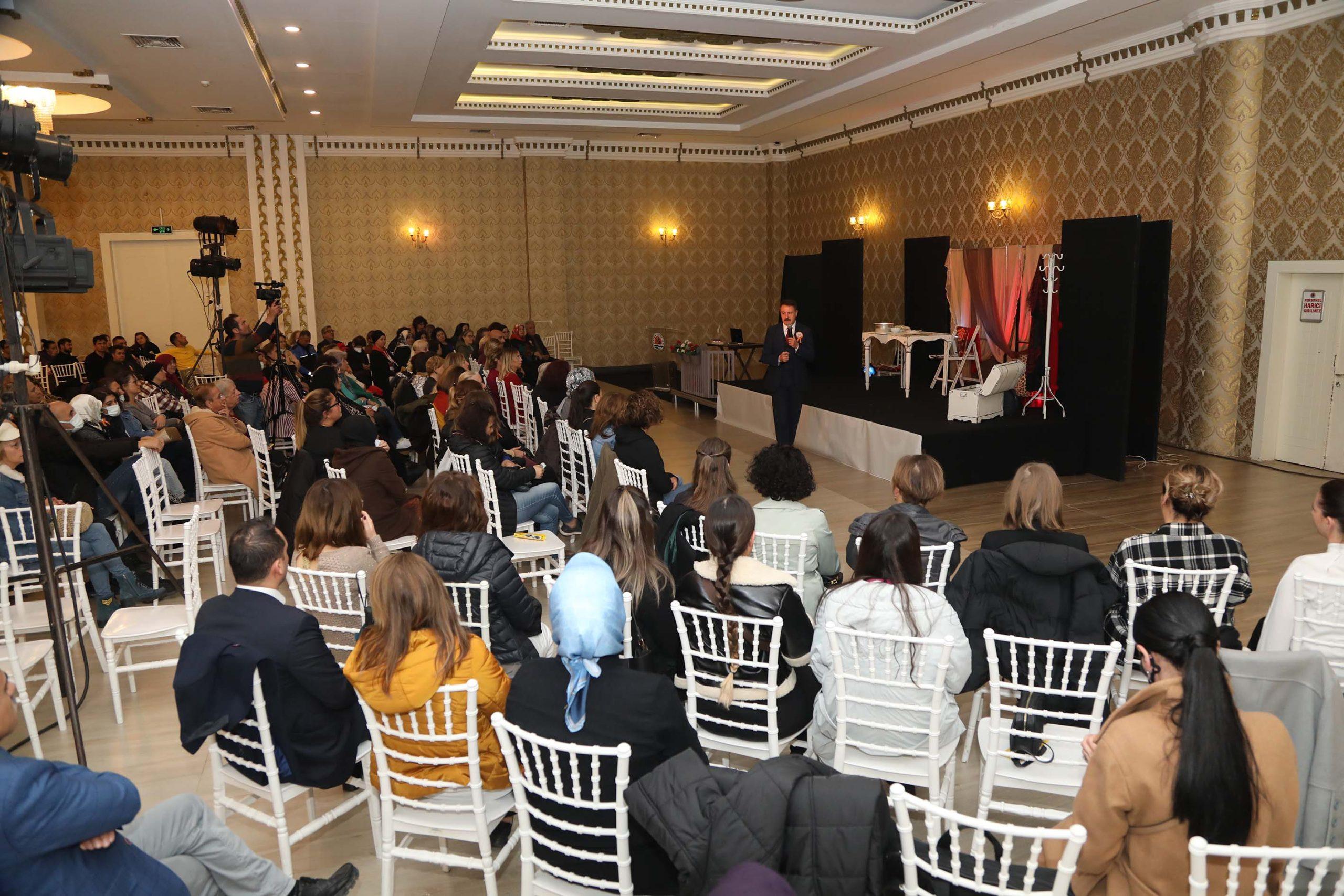 Sardunya Kokan Kadınlar tiyatro oyunu 