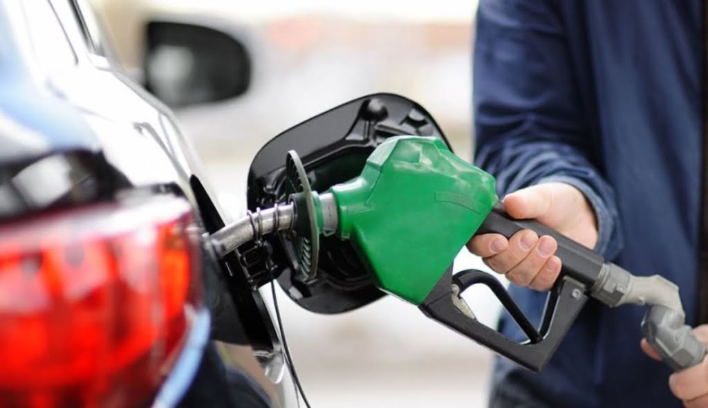 Benzine büyük zam