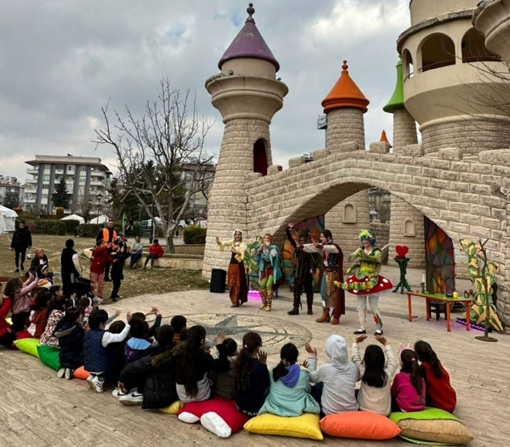 SAMDOB, çocuk oyunu ile çadır kentleri dolaşıyor