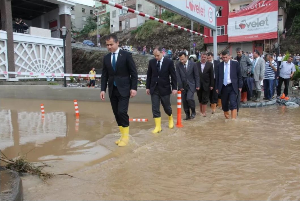 Bakan Bayraktar, Samsun'daki sel felaketinde sorumluluk hükümetindir dedi.