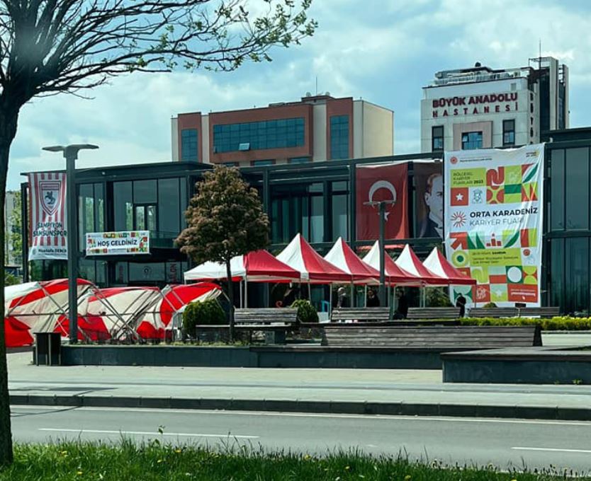 Gelen tepkilerin ardından değiştirilip Kırmızı-Beyaz'a çevrilen stantlar