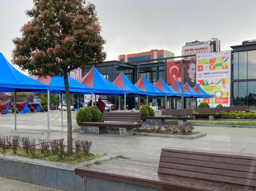 'bordo-mavi' renklerde açılan stantlar