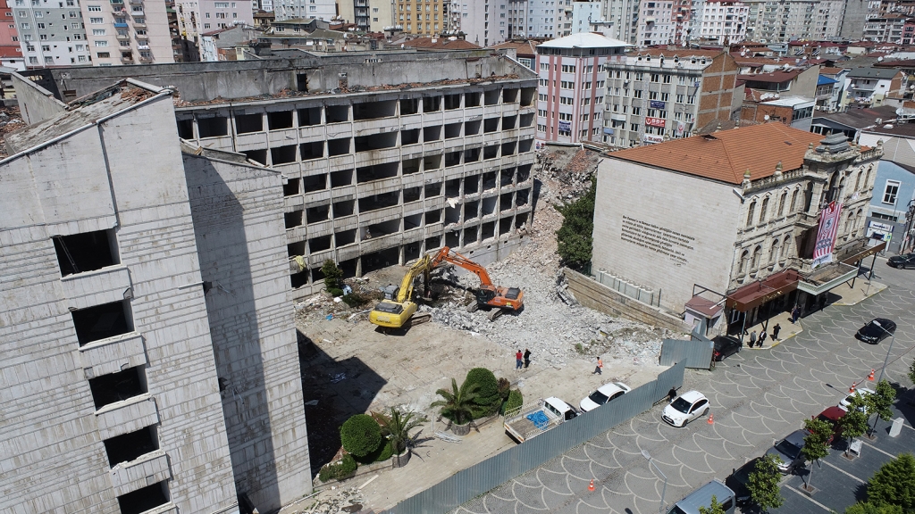 Samsun Büyükşehir Belediyesi’nin Yıkımı Başladı