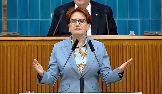 Akşener, Geleceği Yok Edilmek İstenen Gençler İçin Dua Etti