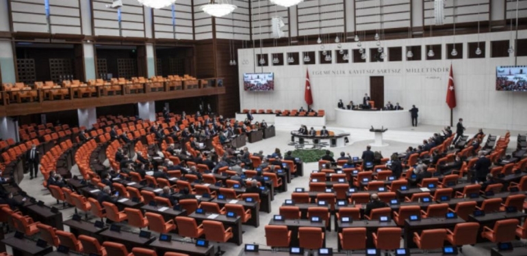 TBMM’de 600 Milletvekilinden 53’ü Ayrıldı