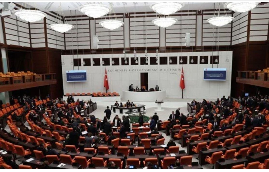 Emekliye Ek Zam TBMM'de Kabul Edildi