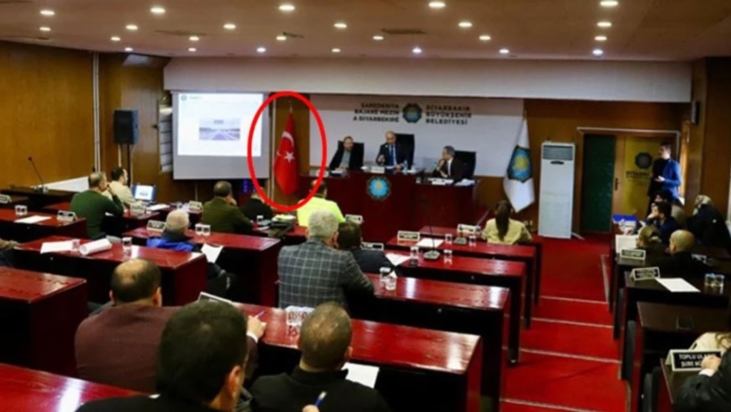 DEM Parti Türk Bayrağını Kaldırdı