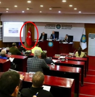 DEM Parti Türk Bayrağını Kaldırdı