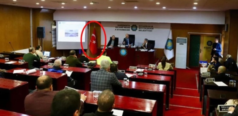 DEM Parti Türk Bayrağını Kaldırdı