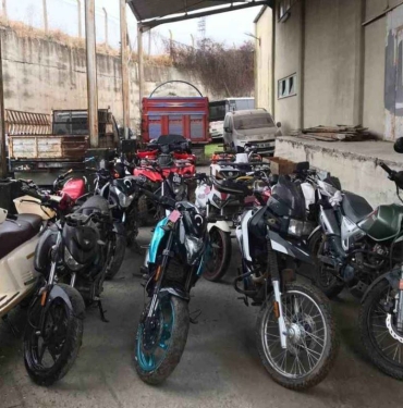 Tescilsiz Motorsikletler Otoparka Çekiliyor