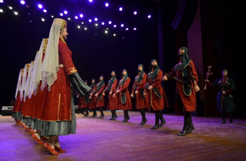 Oşad, Samsun'da Çerkes Kültürünü Unutulmaz Bir Gösteriyle Sahneledi