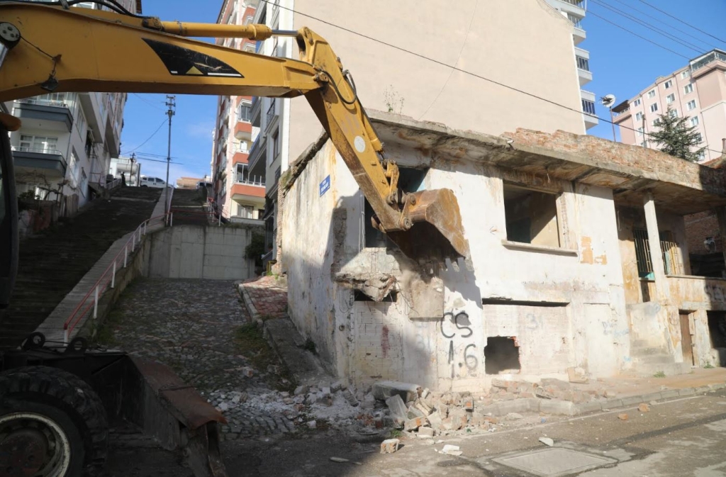 İlkadım’da Metruk Binalar Yıkılıyor