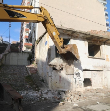 İlkadım’da Metruk Binalar Yıkılıyor