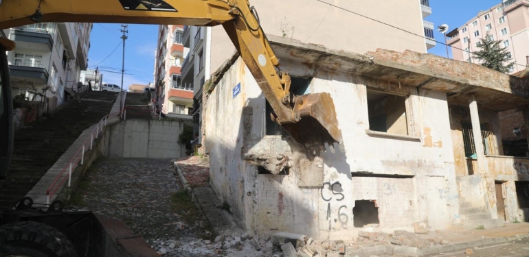 İlkadım’da Metruk Binalar Yıkılıyor