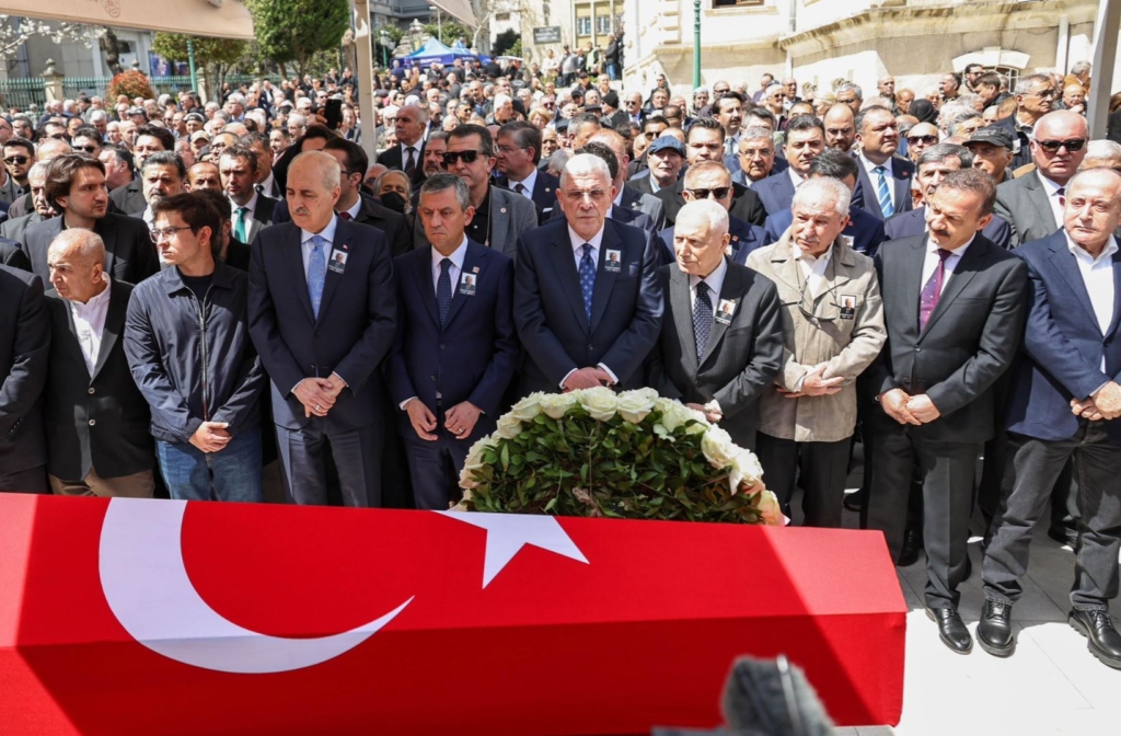 Hüsamettin Cindoruk toprağa verildi.