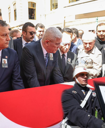 Hüsamettin Cindoruk toprağa verildi.