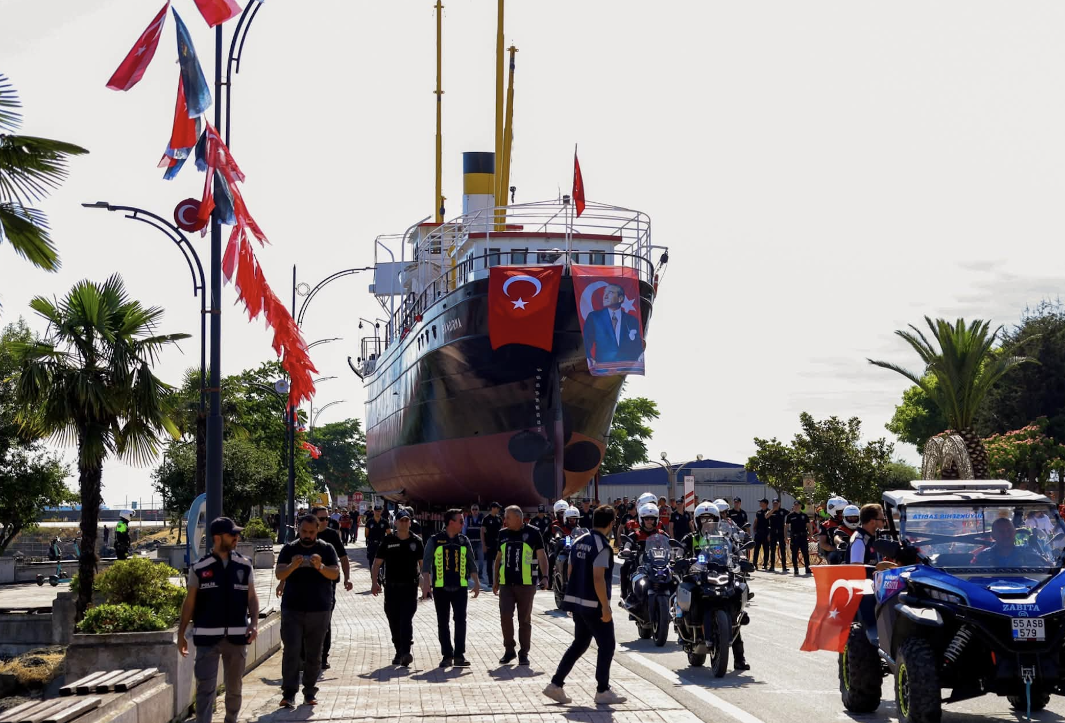Bandırma Vapuru Müzesi, Samsun'da 3,5 kilometrelik özel bir operasyonla Atatürk'ün 19 Mayıs 1919'da karaya çıktığı Tütün İskelesi'nin yanındaki yeni yerine taşındı.