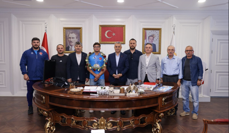 İlkadımlı Güreşçiden Tarihi Başarı