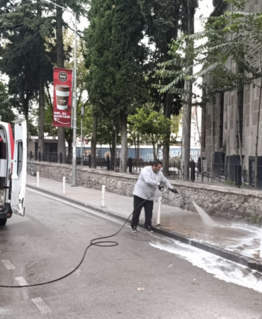 İlkadım’da Kirli Alanlar Mobil Yıkama Aracıyla Temizleniyor